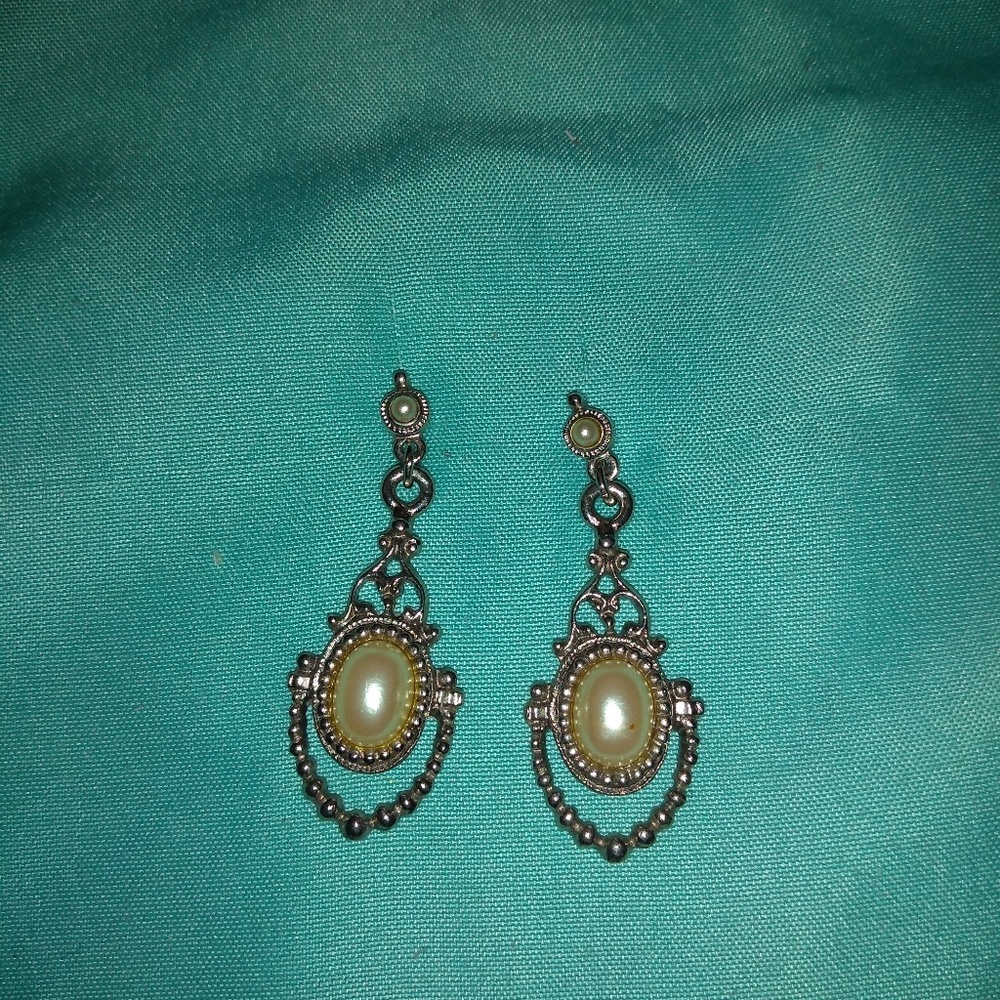 1928 Jewelry brand pearl door knocker earrings